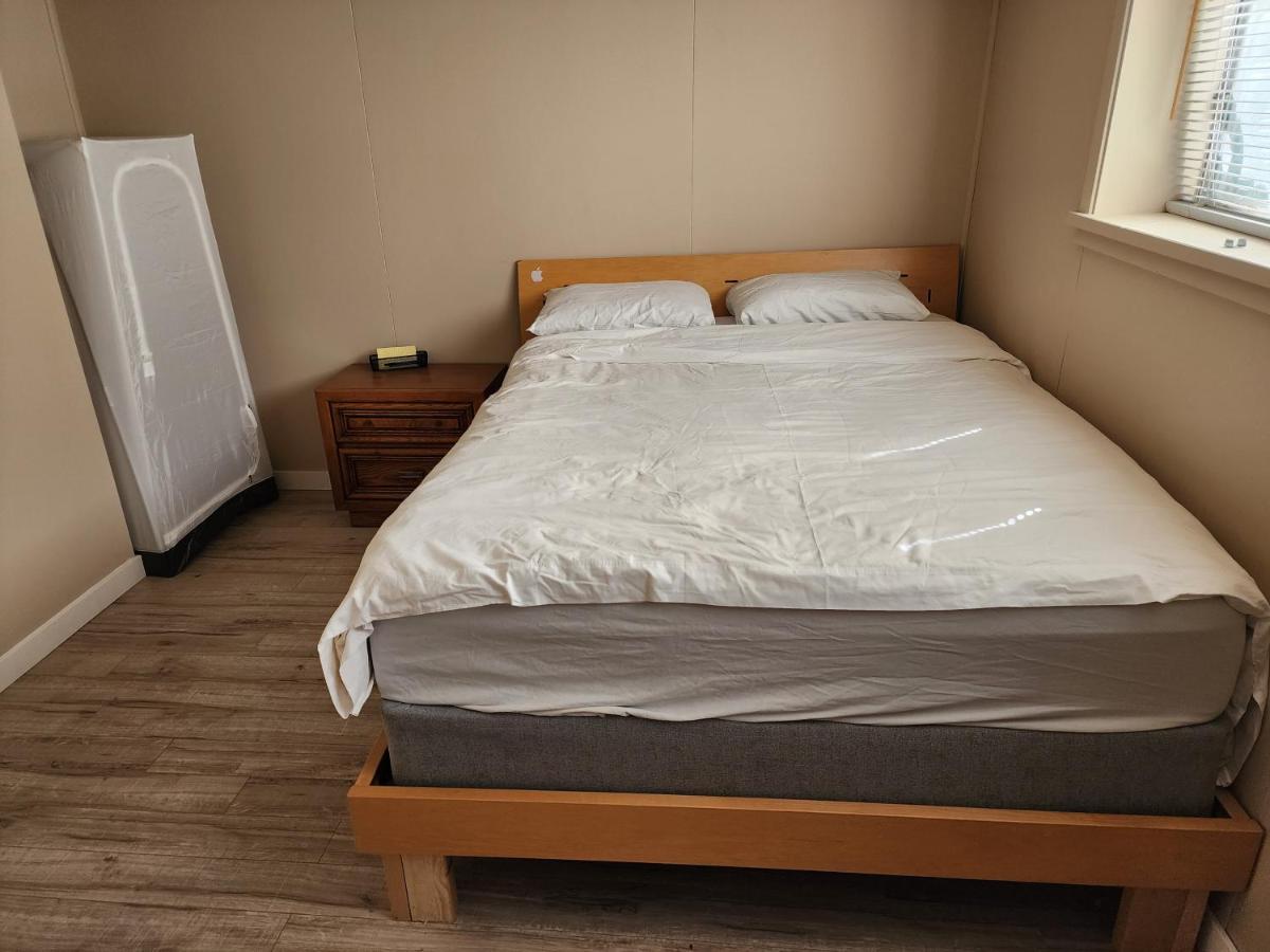 Economical Homestay Burnaby Exterior photo